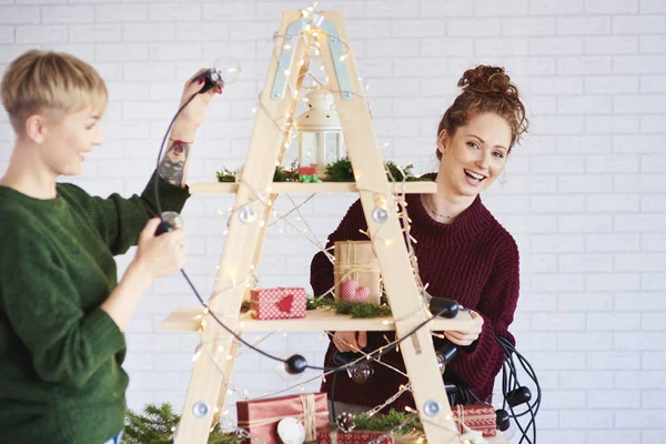Dos Chicas Felices Decorando Árbol Navidad —  Fotos de Stock