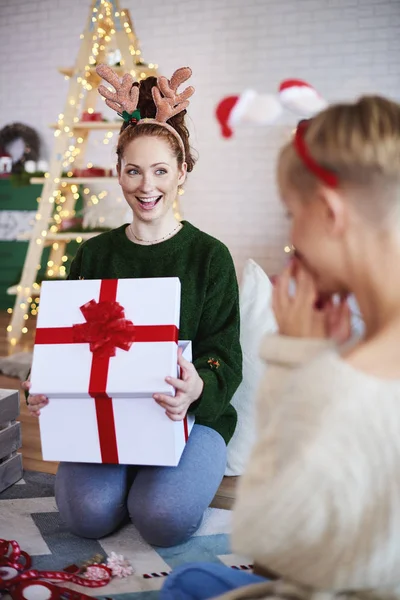 Retrato Chica Excitada Abriendo Grande Regalo Navidad —  Fotos de Stock