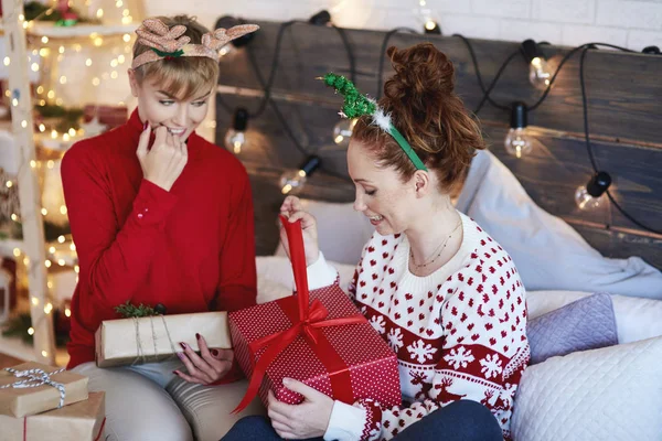 Chicas Emocionadas Abriendo Navidad Presente Cama —  Fotos de Stock