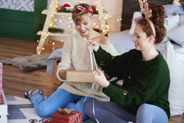 Duas Meninas Preparando Presentes Natal Para Natal — Fotografia de Stock
