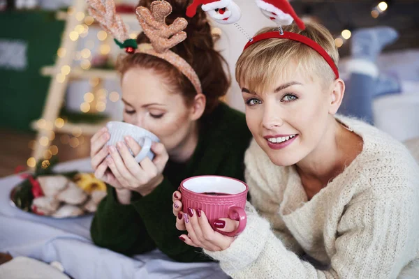 Zwei Mädchen Trinken Heißen Tee Oder Glühwein — Stockfoto