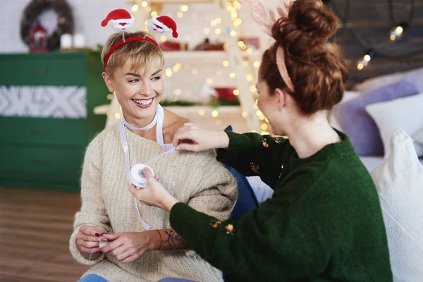 Mujeres Jóvenes Preparando Regalos Navidad —  Fotos de Stock