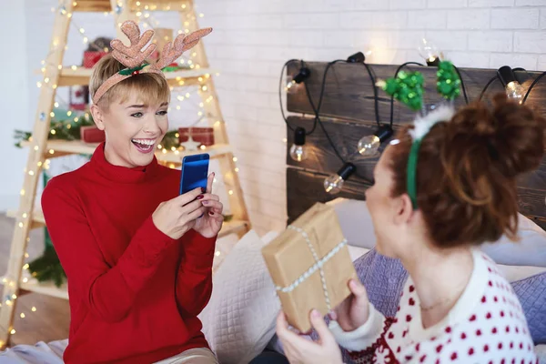 Glad Tjej Som Fotograferar Hemmagjord Julklappar — Stockfoto