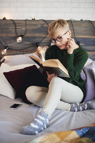 Mooi Meisje Het Lezen Van Een Boek Bed — Stockfoto