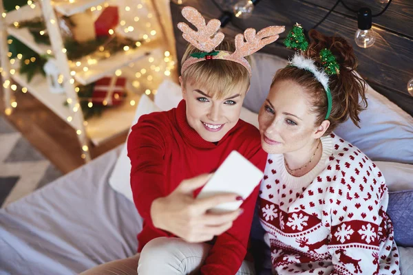 Dos Chicas Tomando Selfie Dormitorio — Foto de Stock