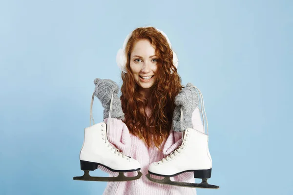 女の子持株アイス スケートを笑顔の肖像画 — ストック写真