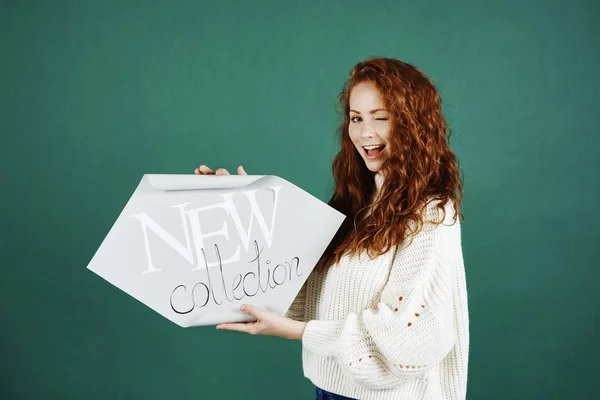 Verspielte Frau Mit Banner Neue Kollektion — Stockfoto