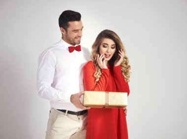 Sürpriz kadın Noel hediyesi almak