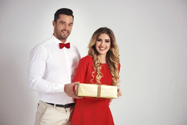 Hombre Dando Regalo Navidad Novia — Foto de Stock