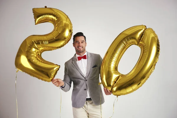 Joven Con Globos Dorados Construyendo Figura — Foto de Stock