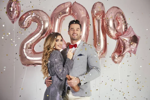 Portret Van Paar Met Ballonnen Champagne Onder Douche Van Confetti — Stockfoto