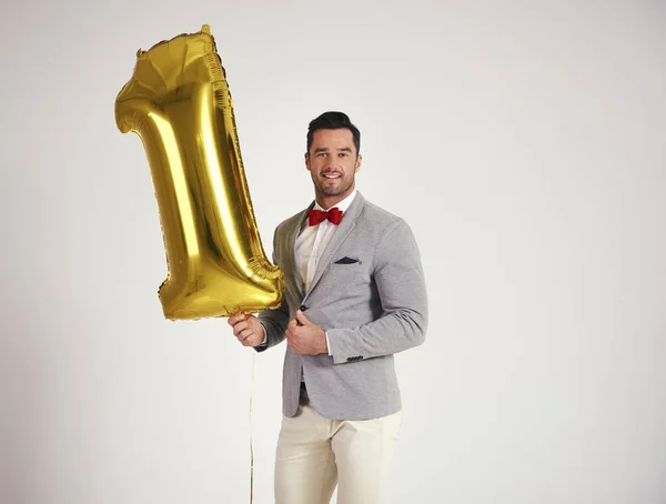 Jonge Man Met Gouden Ballon Vieren Eerste Verjaardag Zijn Bedrijf — Stockfoto