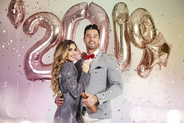 Jong Echt Paar Met Ballonnen Champagne Onder Douche Van Confetti — Stockfoto