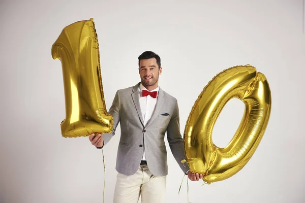 Jonge Man Met Gouden Ballon Opbouwen Van Het Cijfer — Stockfoto