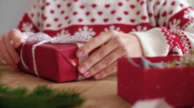 Kızın elinde Noel hediyesi dekorasyon yakın çekim