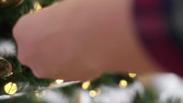 Mulher Decorando Árvore Natal — Vídeo de Stock