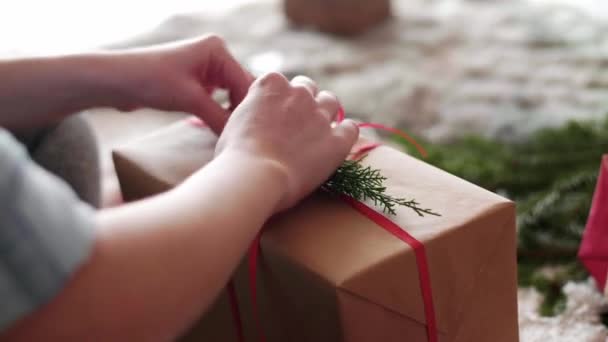 Mãos Menina Fazendo Presentes Natal — Vídeo de Stock