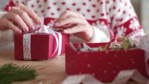 Las Manos Mujer Sosteniendo Regalo Navidad — Vídeos de Stock