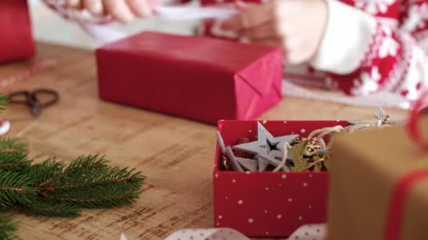 クリスマスの贈り物を包む女性の手のクローズ アップ — ストック動画