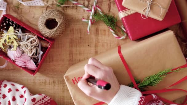 Vrouw Schrijven Merry Christmas Kerstcadeau — Stockvideo