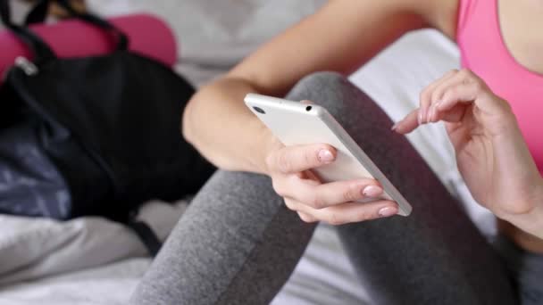 Atleta Femenina Usando Teléfono Móvil Cama — Vídeo de stock