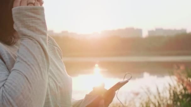 Corredor Jovem Ouvindo Música Por Fones Ouvido — Vídeo de Stock