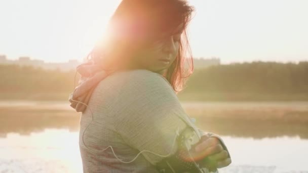 Mujer Eligiendo Lista Reproducción Para Correr Por Mañana — Vídeos de Stock