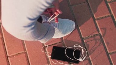 Runner'ın elinde ayakkabı bağı ipe yakın çekim