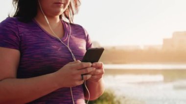 Cep telefonu kullaranarak genç atlet