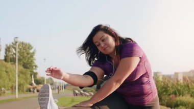 Çalıştırmadan önce esneklik egzersizleri yapıyor kadın