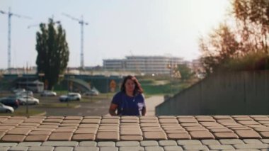 Merdivenlerden yukarı çalışan kadın atlet