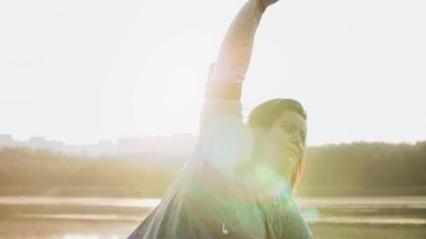 Jeune Femme Étirant Les Bras Les Mains Avant Courir — Video