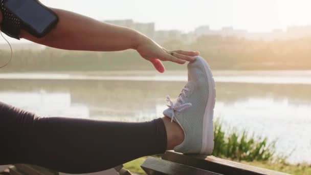 Mulher Esticando Pernas Antes Correr — Vídeo de Stock