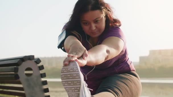 Portret Van Vrouw Haar Benen Rekken — Stockvideo