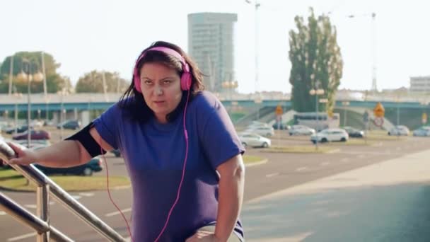 Unavená Žena Běží Nahoru Schodech — Stock video