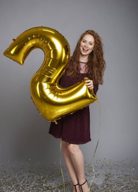 Onun şirketi ile balon kutluyor ikinci Doğum günü kadın çığlık