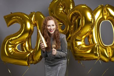 Gülümseyen kadın şampanya içmek kadeh