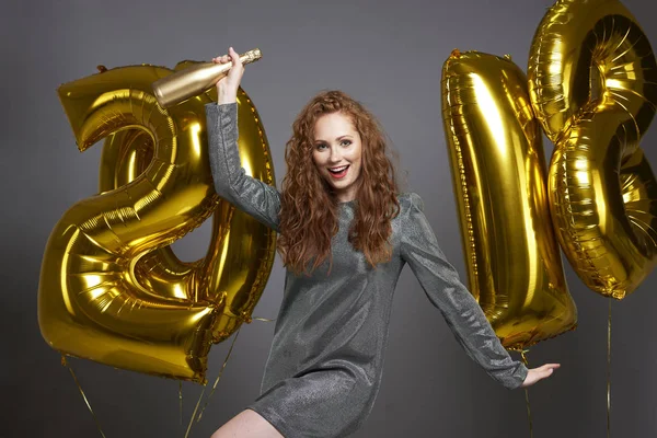 Urlando Donna Possesso Una Bottiglia Champagne — Foto Stock