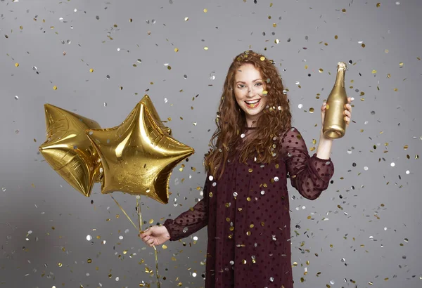 シャンパンと星の形をした風船で幸せな女 — ストック写真