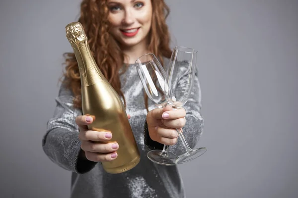 Женщина Шампанским Флейтой Бутылкой — стоковое фото