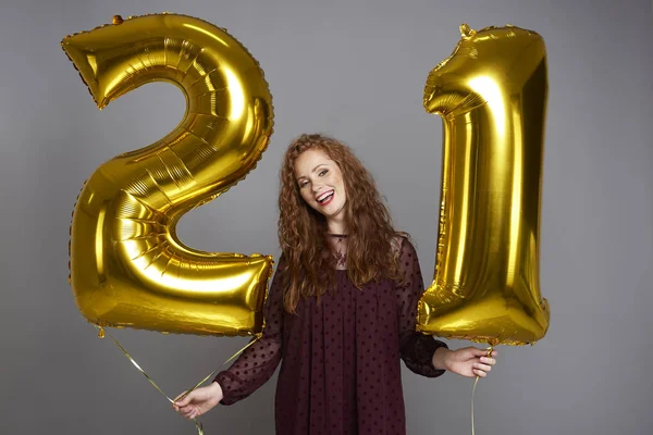 Menina Animado Comemorando Seu Aniversário — Fotografia de Stock