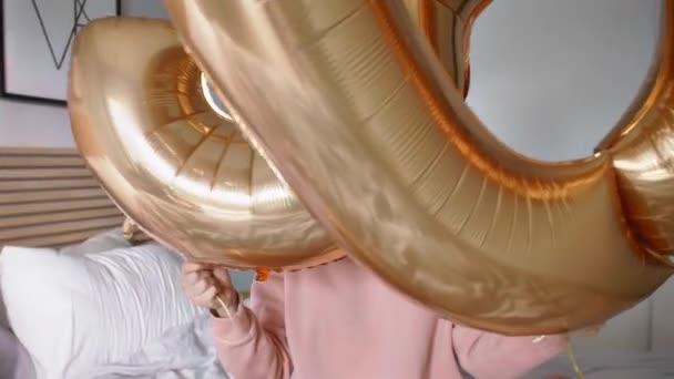 Retrato Mulher Com Balões Soprando Beijo — Vídeo de Stock
