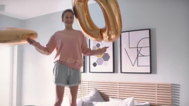 Femme Avec Des Ballons Dorés Célébrant Son Anniversaire Lit — Video