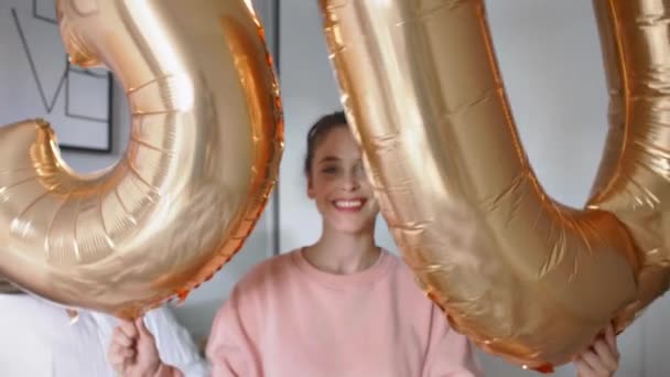 Retrato Mujer Alegre Con Globos Dorados Formando Figura — Vídeos de Stock