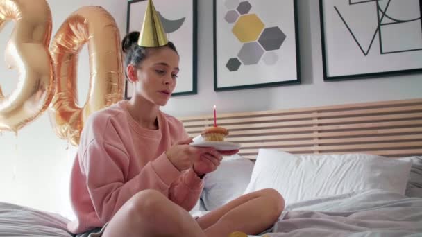 Сумна Жінка Вибухає Свічкою День Народження Торт Вдома — стокове відео
