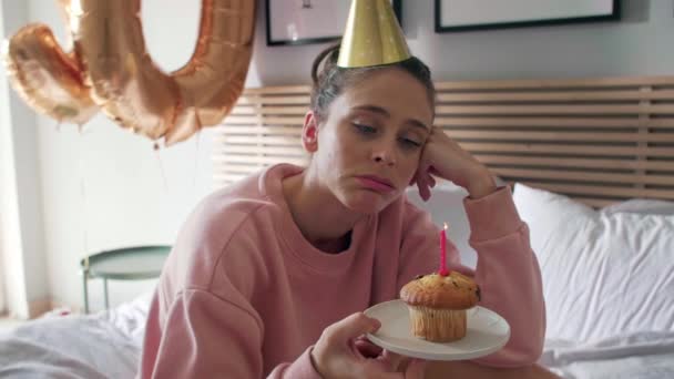 Mulher Decepcionada Soprando Vela Cupcake Aniversário — Vídeo de Stock