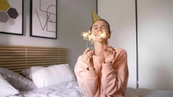Vrouw Met Ster Vormige Wonderkaarsen Viert Haar Verjaardag Bed — Stockvideo