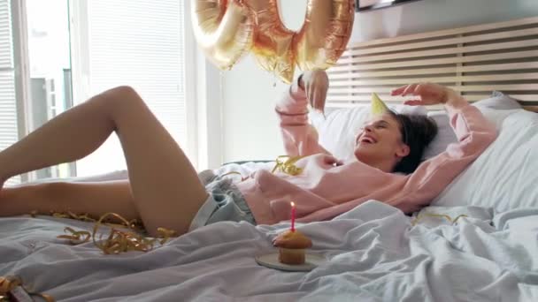 Mujer Celebrando Cumpleaños Cama — Vídeo de stock