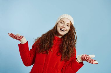 Yeni ürün tanıtımı yapmak genç kadın portresi