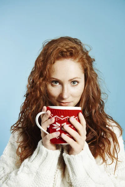 Retrato Menina Sorridente Bebendo Chá Quente — Fotografia de Stock